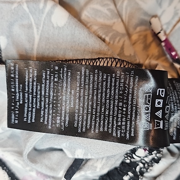 GUESS ERIE BLACK RUCHED V NECK CROP TOP - Picture 11 of 13